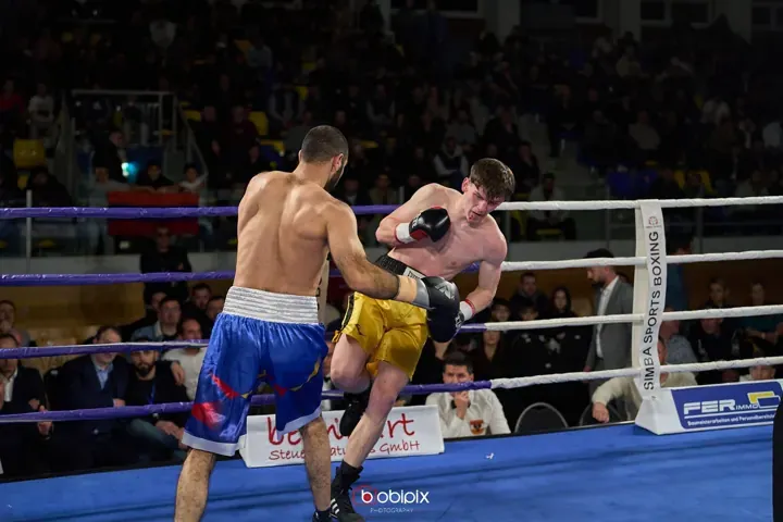 Yuri Sakunts — Boxing exchange near the ropes