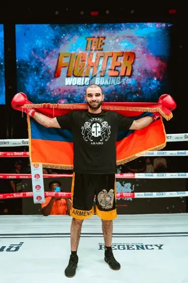 Yuri Sakunts — Armenian flag in the boxing ring